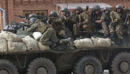 Захват заложников террористами в школе   1 города Беслан. Бойцы спецназа на бронетранспортере во время штурма школы