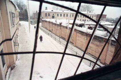 Психиатрическая больница. Вид на город через окно с решеткой.