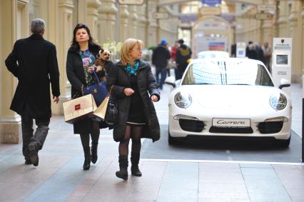 ГУМ. Выставка автомобилей Porsche. Экспозиция `Улица Порше`. На снимке: автомобиль Porsche Carrera.