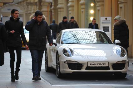 ГУМ. Выставка автомобилей Porsche. Экспозиция `Улица Порше`. На снимке: автомобиль Porsche Carrera.