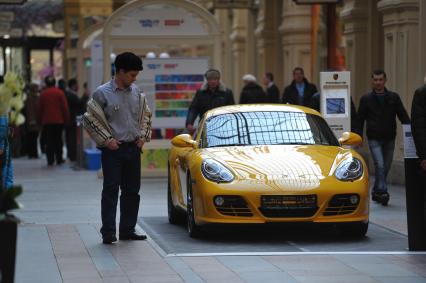 ГУМ. Выставка автомобилей Porsche. Экспозиция `Улица Порше`. На снимке: автомобиль Porsche.