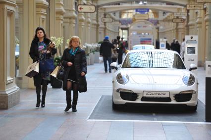 ГУМ. Выставка автомобилей Porsche. Экспозиция `Улица Порше`. На снимке: автомобиль Porsche Carrera.