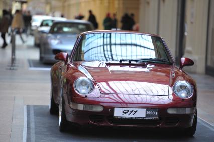 ГУМ. Выставка автомобилей Porsche. Экспозиция `Улица Порше`. На снимке: автомобиль Porsche 911.