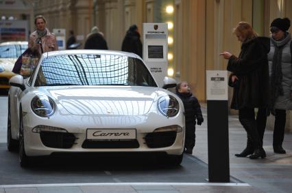 ГУМ. Выставка автомобилей Porsche. Экспозиция `Улица Порше`. На снимке: автомобиль Porsche Carrera.