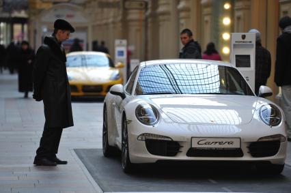 ГУМ. Выставка автомобилей Porsche. Экспозиция `Улица Порше`. На снимке: автомобиль Porsche Carrera.