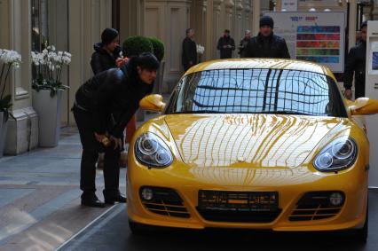 ГУМ. Выставка автомобилей Porsche. Экспозиция `Улица Порше`. На снимке: автомобиль Porsche.