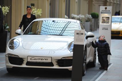 ГУМ. Выставка автомобилей Porsche. Экспозиция `Улица Порше`. На снимке: автомобиль Porsche Carrera.