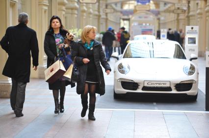 ГУМ. Выставка автомобилей Porsche. Экспозиция `Улица Порше`. На снимке: автомобиль Porsche Carrera.