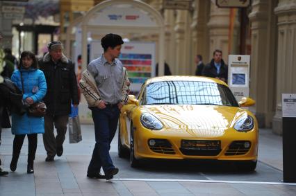 ГУМ. Выставка автомобилей Porsche. Экспозиция `Улица Порше`. На снимке: автомобиль Porsche.