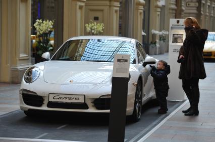 ГУМ. Выставка автомобилей Porsche. Экспозиция `Улица Порше`. На снимке: автомобиль Porsche Carrera.