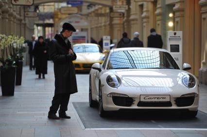 ГУМ. Выставка автомобилей Porsche. Экспозиция `Улица Порше`. На снимке: автомобиль Porsche Carrera.