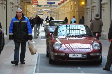 ГУМ. Выставка автомобилей Porsche. Экспозиция `Улица Порше`. На снимке: автомобиль Porsche 911.