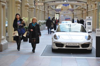 ГУМ. Выставка автомобилей Porsche. Экспозиция `Улица Порше`. На снимке: автомобиль Porsche Carrera.