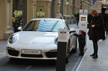 ГУМ. Выставка автомобилей Porsche. Экспозиция `Улица Порше`. На снимке: автомобиль Porsche Carrera.