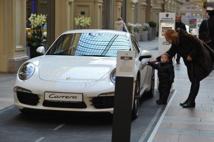 ГУМ. Выставка автомобилей Porsche. Экспозиция `Улица Порше`. На снимке: автомобиль Porsche Carrera.