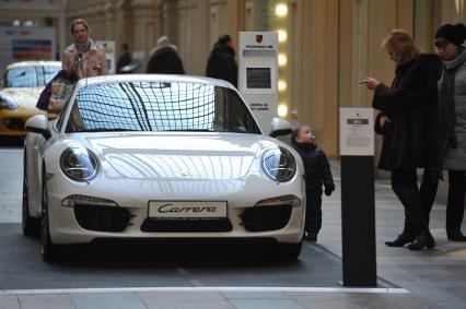 ГУМ. Выставка автомобилей Porsche. Экспозиция `Улица Порше`. На снимке: автомобиль Porsche Carrera.