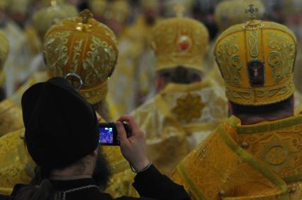 Ковчег с Поясом Пресвятой Богородицы из Ватопедского монастыря доставлен в Храм Христа Спасителя. На снимке: служители в церкви.