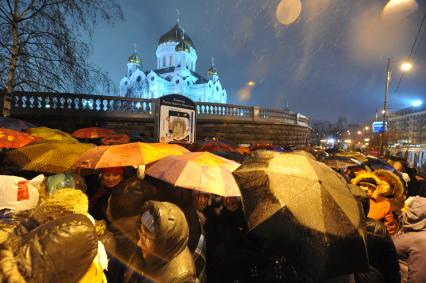 Церковное служение. Ковчег с Поясом Пресвятой Богородицы из Ватопедского монастыря доставлен в Храм Христа Спасителя.  На снимке: прихожане стоят в очереди к храму