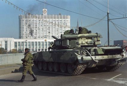 Москва, 1993 год, Октябрьский мятеж. Танк у Дома Советов РФ.