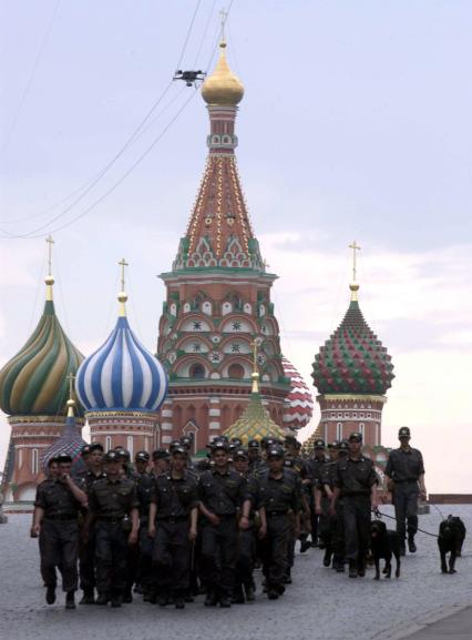 Толпа милиционеров проходит недалеко от храма Василия Блаженного.