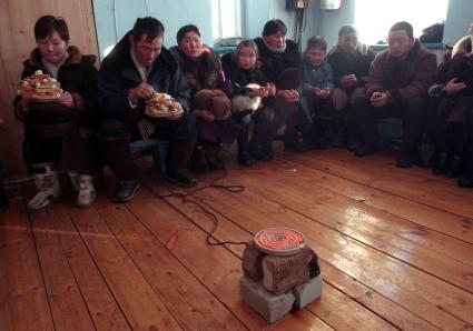 Буддисты во время совместной трапезы.