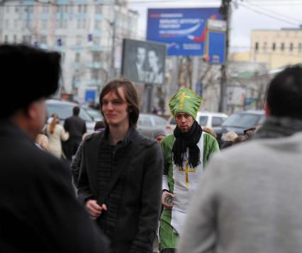 Старый Арбат. Парад в честь Дня Святого Патрика. На снимке: участник парада на городской улице.