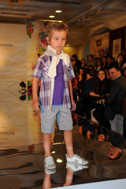 Детскоая Галерея `Якиманка`. 5-ая Yakimanka Kids Fashion Week. На снимке: юная модель на подиуме.