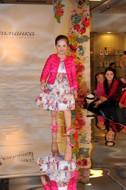 Детскоая Галерея `Якиманка`. 5-ая Yakimanka Kids Fashion Week. На снимке: юная модель на подиуме.