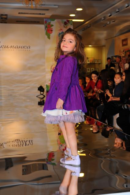 Детская Галерея `Якиманка`. 5-ая Yakimanka Kids Fashion Week. На снимке: юная модель на подиуме.