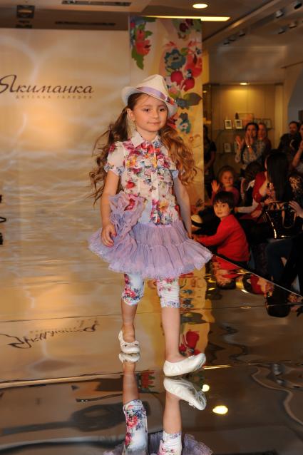 Детская Галерея `Якиманка`. 5-ая Yakimanka Kids Fashion Week. На снимке: юная модель на подиуме.