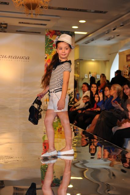 Детская Галерея `Якиманка`. 5-ая Yakimanka Kids Fashion Week. На снимке: юная модель на подиуме.