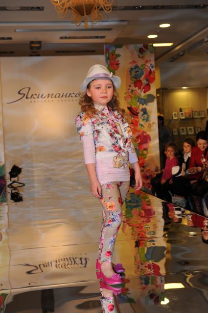 Детская Галерея `Якиманка`. 5-ая Yakimanka Kids Fashion Week. На снимке: юная модель на подиуме.