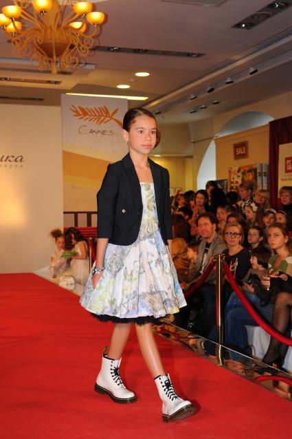 Детская Галерея `Якиманка`. 5-ая Yakimanka Kids Fashion Week. На снимке: юная модель на подиуме.