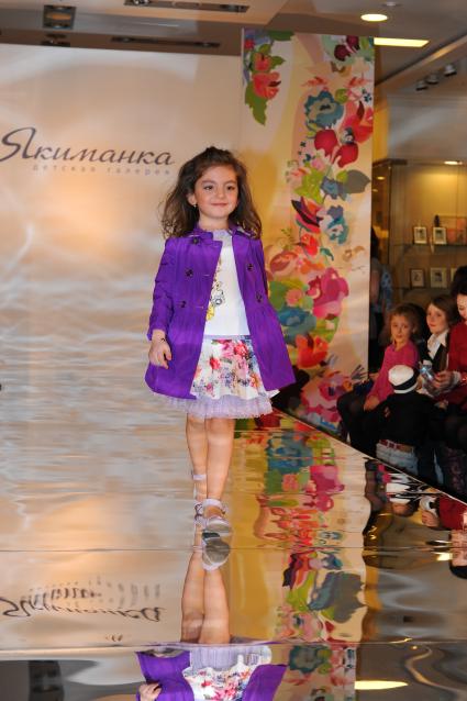 Детская Галерея `Якиманка`. 5-ая Yakimanka Kids Fashion Week. На снимке: юная модель на подиуме.