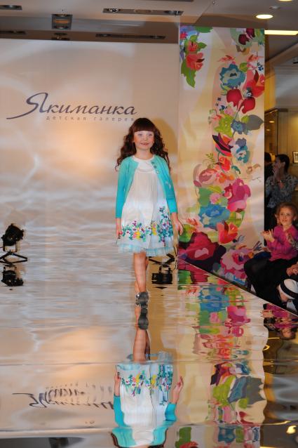 Детская Галерея `Якиманка`. 5-ая Yakimanka Kids Fashion Week. На снимке: юная модель на подиуме.