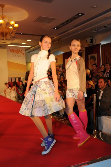 Детская Галерея `Якиманка`. 5-ая Yakimanka Kids Fashion Week. На снимке: юная модель на подиуме.