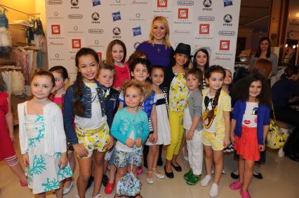 Детская Галерея `Якиманка`.  5-ая Yakimanka Kids Fashion Week. На снимке: певица Катя Лель и юные модели.