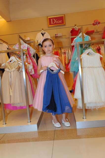Детская Галерея `Якиманка`. Бутик торговой марки Dior. На снимке: девочка в отделе детской одежды.
