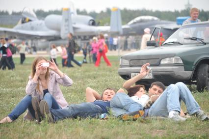 10-й Международный авиационно-космический салон `МАКС-2011`. На снимке посетители салона во время отдыха.