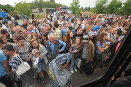 10-й Международный авиационно-космический салон `МАКС-2011`. На снимке посетители салона.