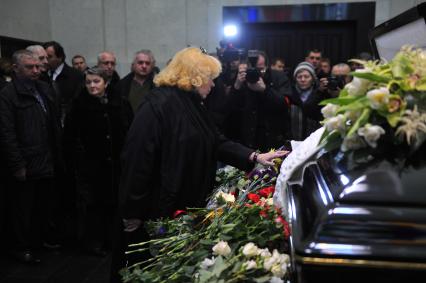 Ритуальный зал ЦКБ. Церемония прощания с Ириной Пороховщиковой. На снимке: родные и близкие у гроба Ирины Пороховщиковой.