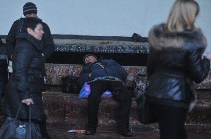 Гастарбайтер лежит на мраморном выступе вблизи Белорусского вокзала.