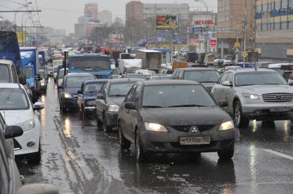 Мегаполис. Проблемы автомобильного движения. На снимке: плотный автомобильный поток на дороге.