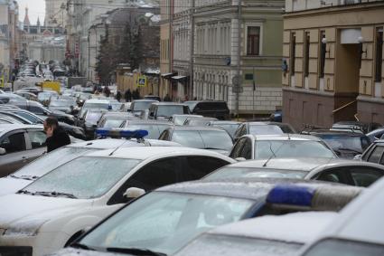 Мегаполис. Проблемы автомобильного движения. На снимке: плотный автомобильный поток на дороге.