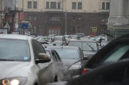 Мегаполис. Проблемы автомобильного движения. На снимке: плотный автомобильный поток на дороге.