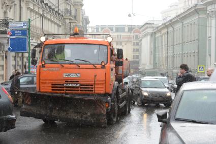 Грузовой автомобиль `КамАЗ` на городской улице.