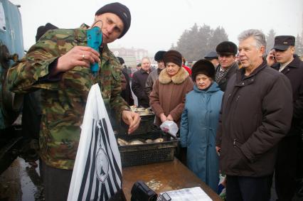 Продовольственная ярмарка на центральной площади Саратова.  На снимке: губернатор Саратовской области Павел Ипатов.