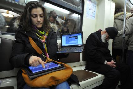 Московский метрополитен. Кольцевые линии метро оборудовали 3 G-Wi-Fi роутерами, которые позволяют пассажирам подключаться к беспроводному Интернету. На снимке: пассажирка метро с ноутбуком.