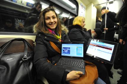 Московский метрополитен. Кольцевые линии метро оборудовали 3 G-Wi-Fi роутерами, которые позволяют пассажирам подключаться к беспроводному Интернету. На снимке: пассажирка метро с ноутбуком.