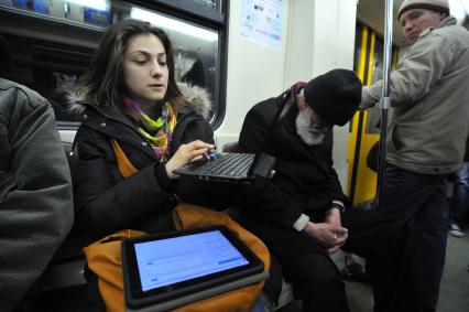 Московский метрополитен. Кольцевые линии метро оборудовали 3 G-Wi-Fi роутерами, которые позволяют пассажирам подключаться к беспроводному Интернету. На снимке: пассажирка метро с ноутбуком.